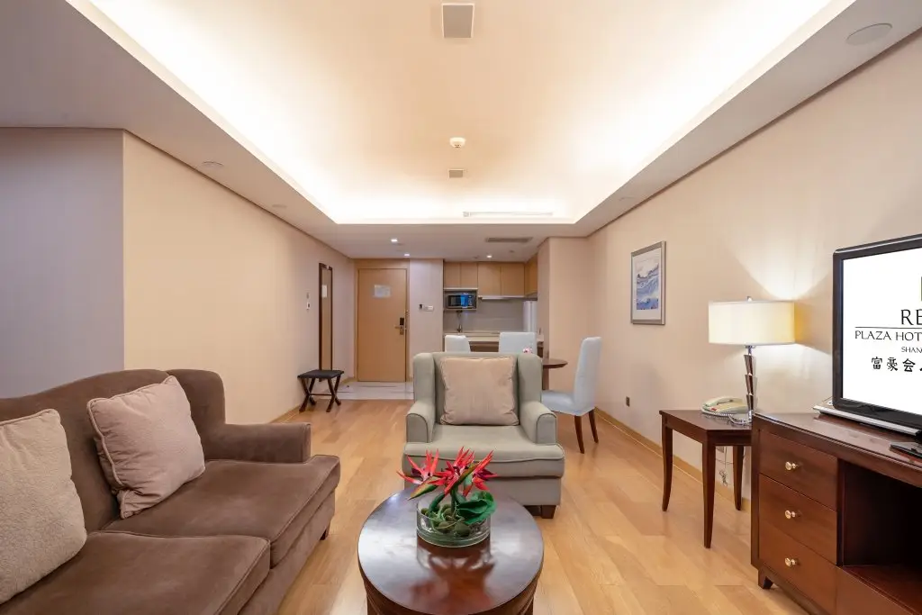 Шанхай: Regal Plaza Hotel & Residence