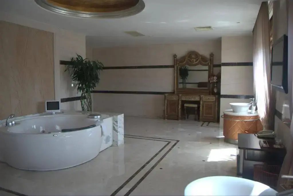 Корла: Kangcheng Jian Guo International Hotel