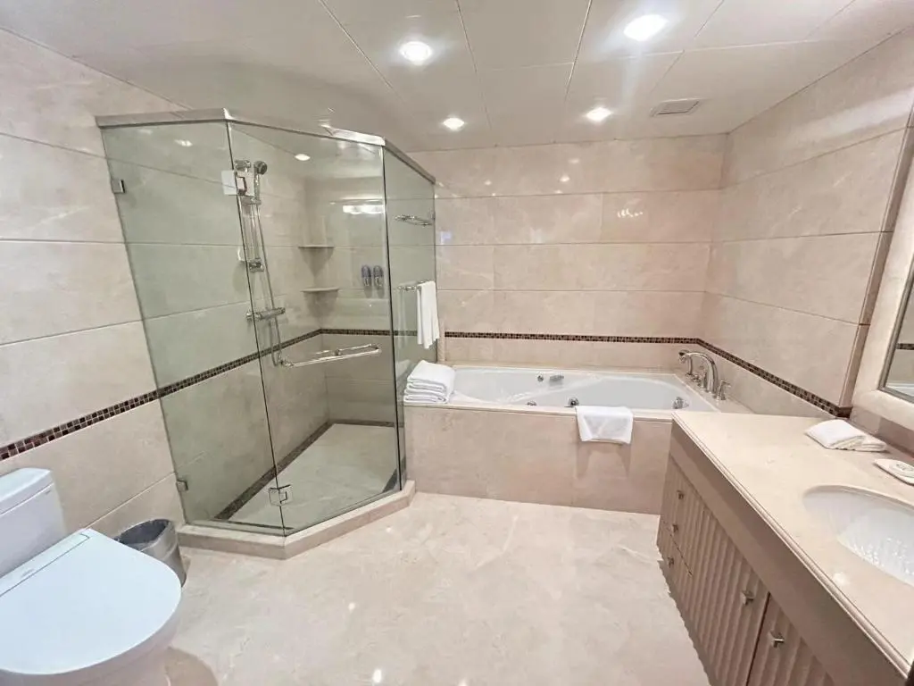 Шанхай: Shanghai Centre Serviced Apartment