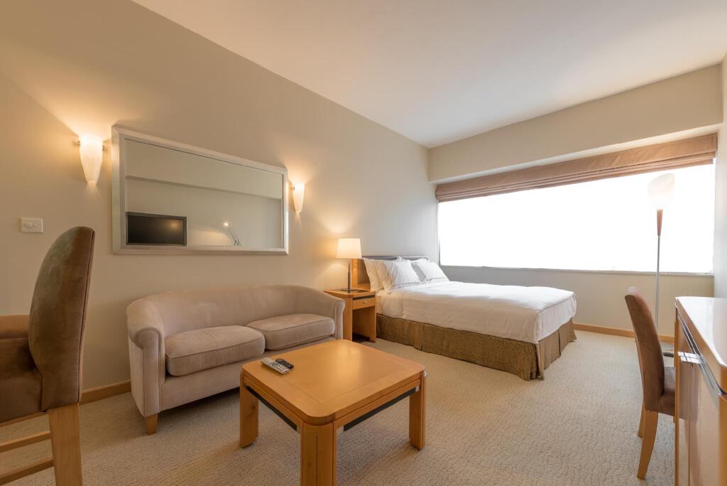 Шанхай: Shanghai Centre Serviced Apartment