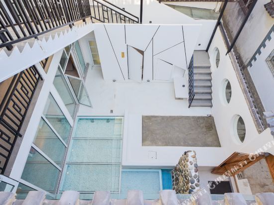 Дали: Lily Garden Hostel