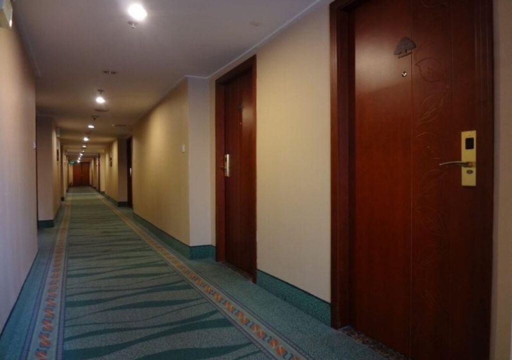 Шанхай: GreenTree Inn ShangHai Middle YanAn Road Express Hotel