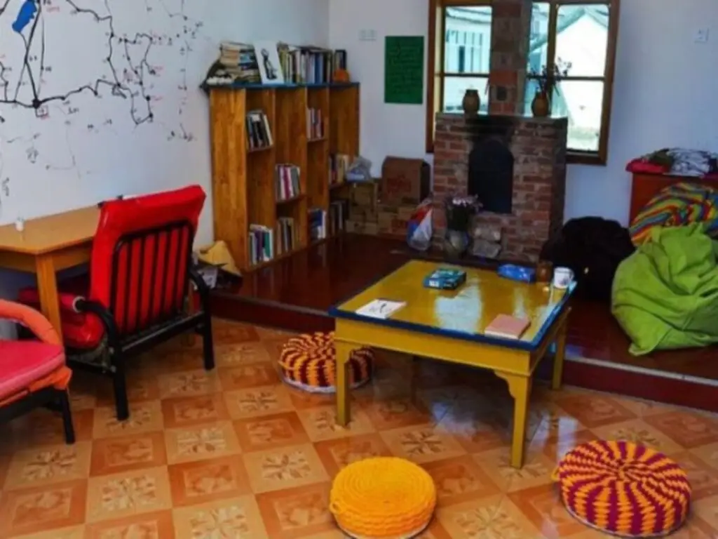Дали: Neverland Youth Hostel