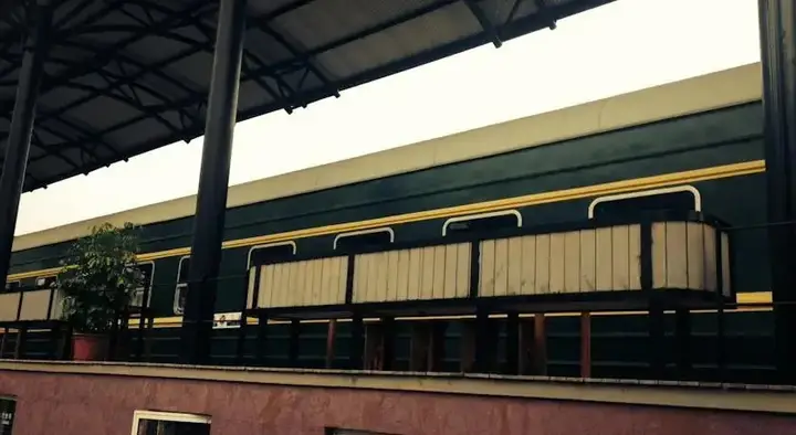 Шанхай: The Train Inn