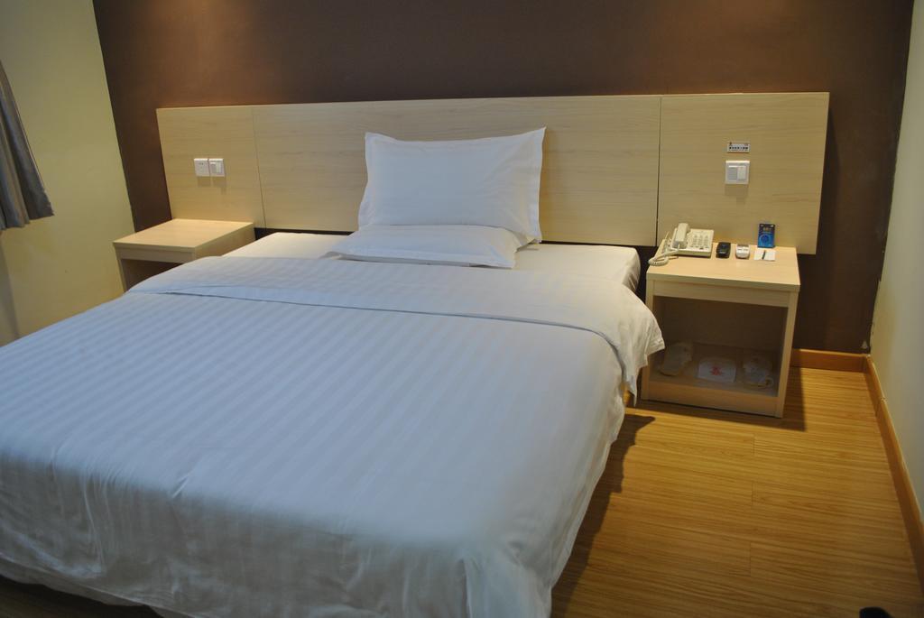 Цзинань: Super 8 Jinan Daminghu East Gate