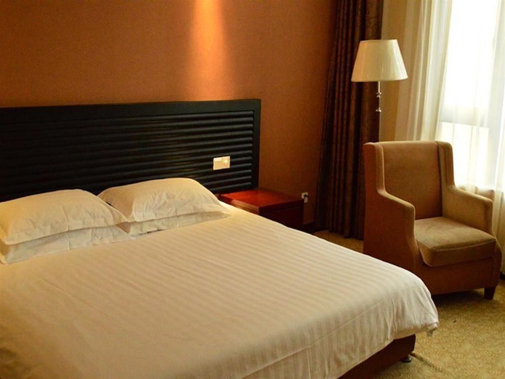 Шанхай: WJ Century Hotel