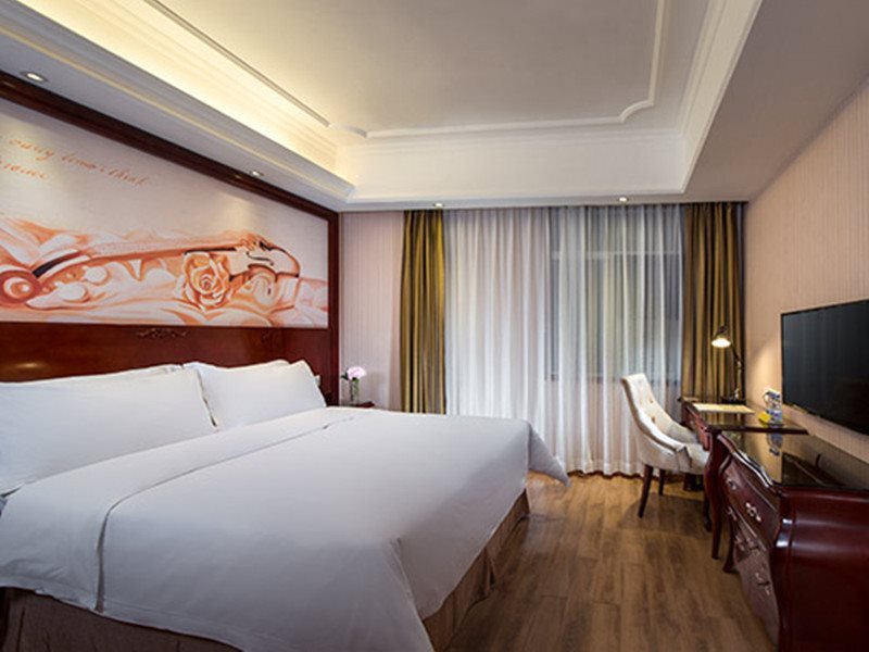 Шэньчжэнь: Vienna 3 Best ShenzhenGuanlan Tangren Street