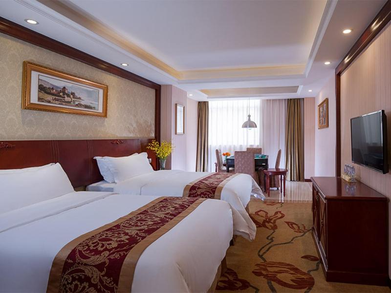 Шэньчжэнь: Vienna 3 Best ShenzhenGuanlan Tangren Street