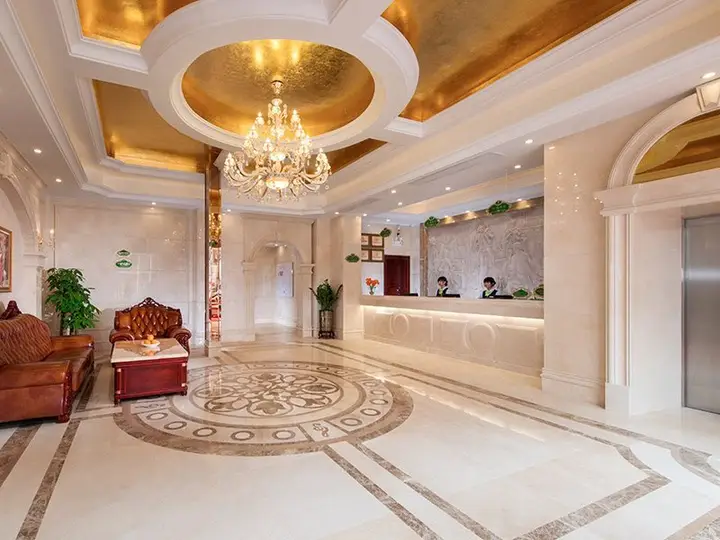 Шэньчжэнь: Vienna 3 Best ShenzhenGuanlan Tangren Street