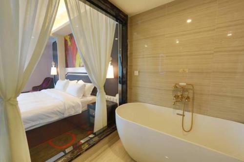Чэнду: Eiffel Hotel