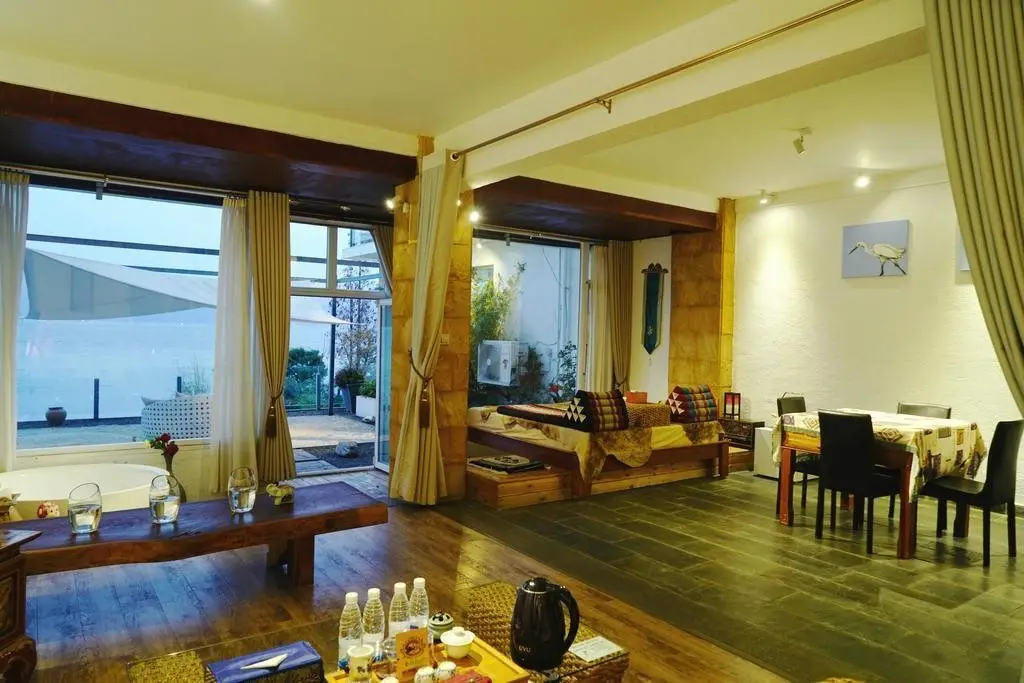 Дали: Shiyue Holiday Hotel