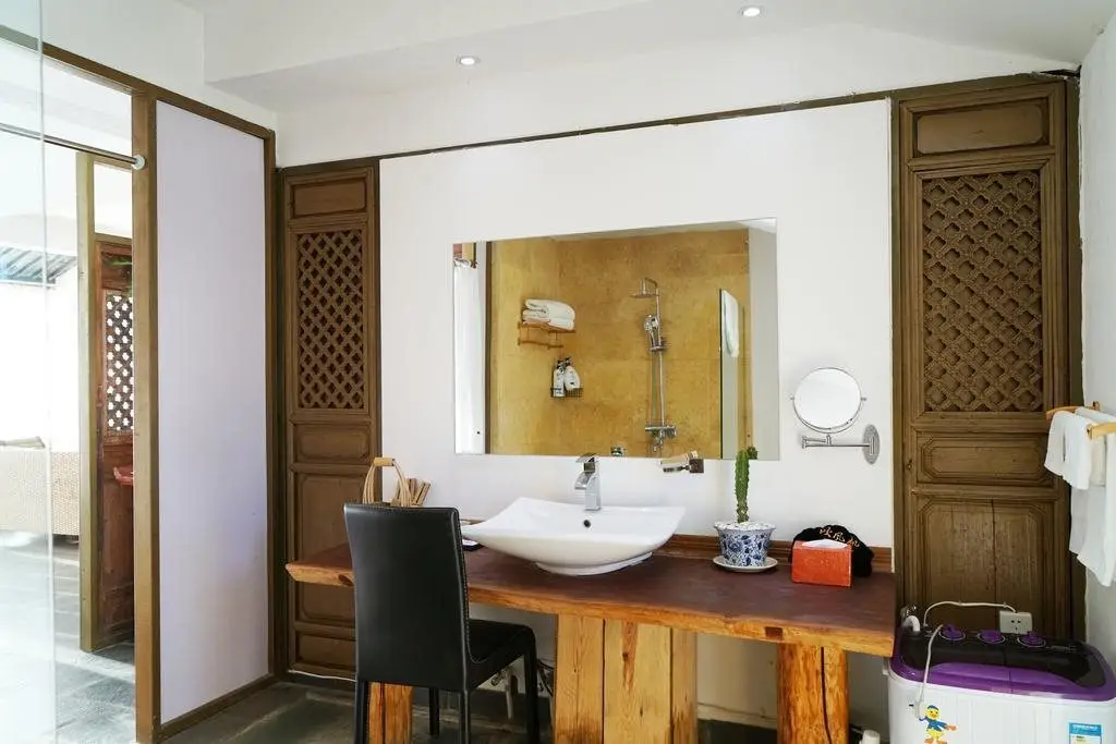 Дали: Shiyue Holiday Hotel