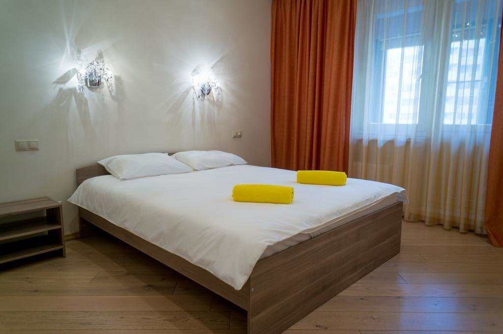Красногорск: Yellow Rooms on Pavshinsky Boulevard