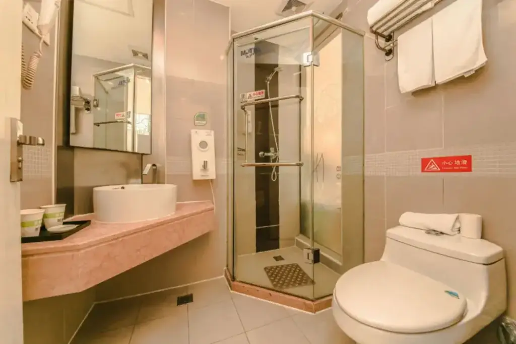 Motel 168 (Shanghai Hongqiao Hub, Qixin Road Metro Station) — фото 1
