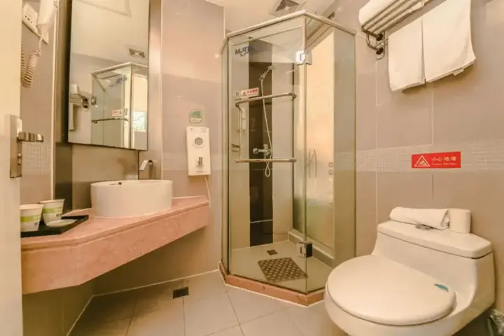 Шанхай: Motel 168 (Shanghai Hongqiao Hub, Qixin Road Metro Station)