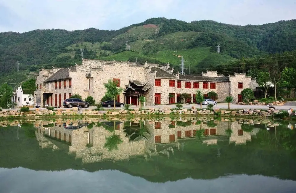 By The Peach Blossom Pool Holiday Hotel — фото 1