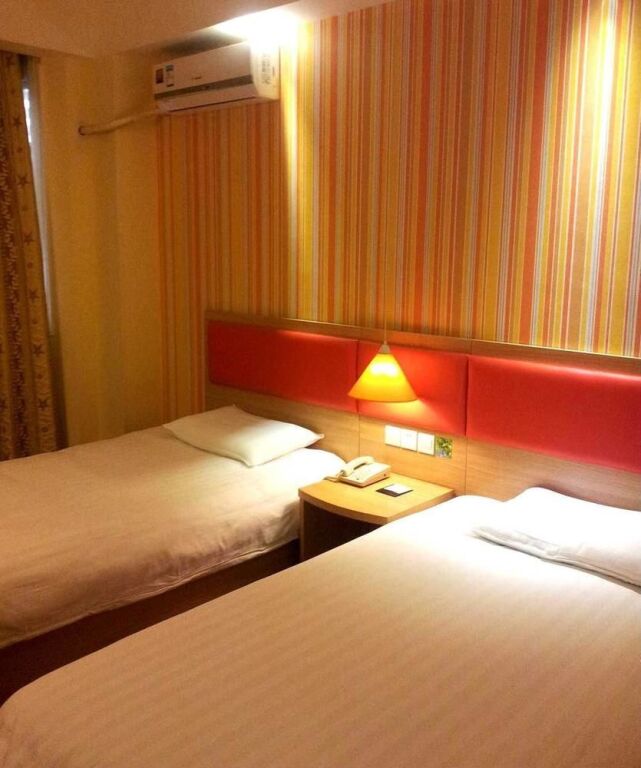 Шанхай: Home Inn Shanghai Renmin Square Fuzhou Road Shanghai Book Store