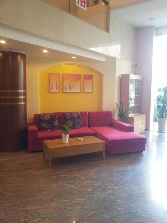 Шанхай: Home Inn Shanghai Renmin Square Fuzhou Road Shanghai Book Store