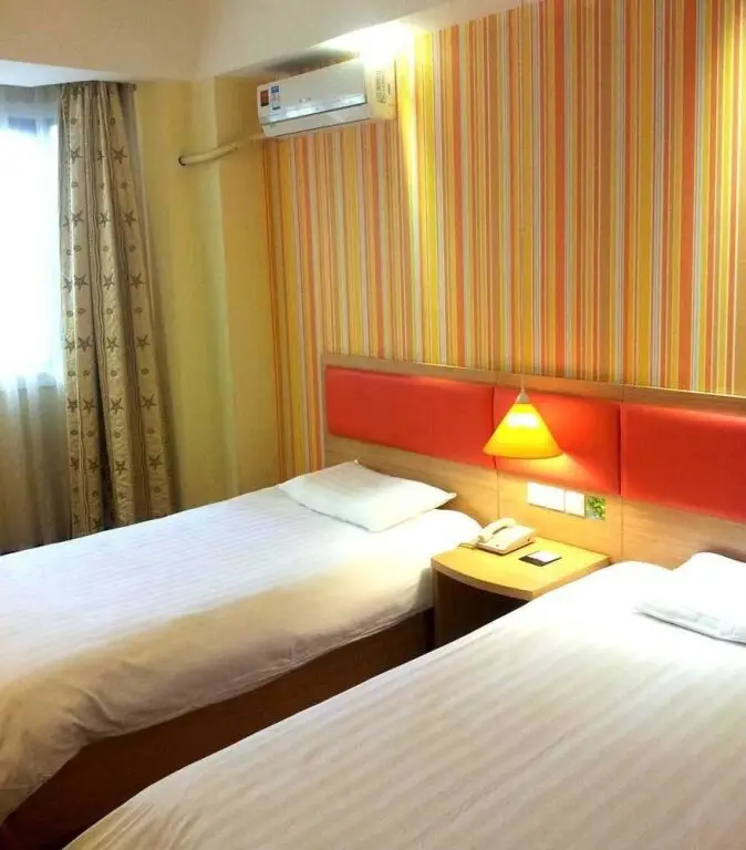 Шанхай: Home Inn Shanghai Renmin Square Fuzhou Road Shanghai Book Store