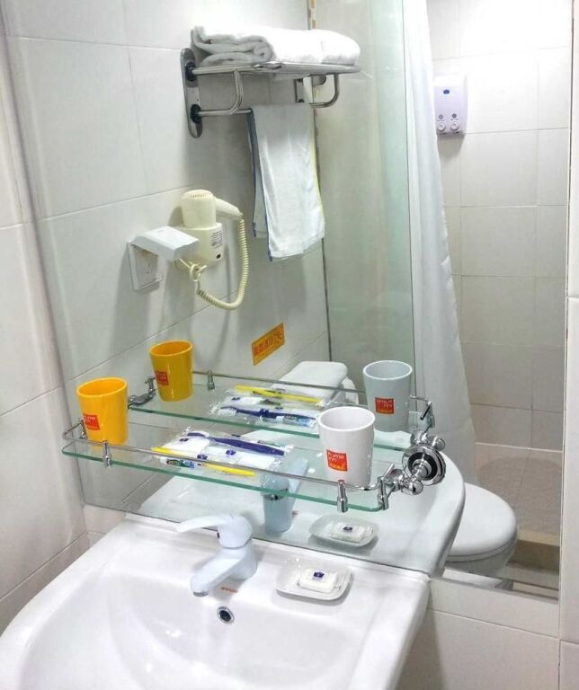 Шанхай: Home Inn Shanghai Renmin Square Fuzhou Road Shanghai Book Store
