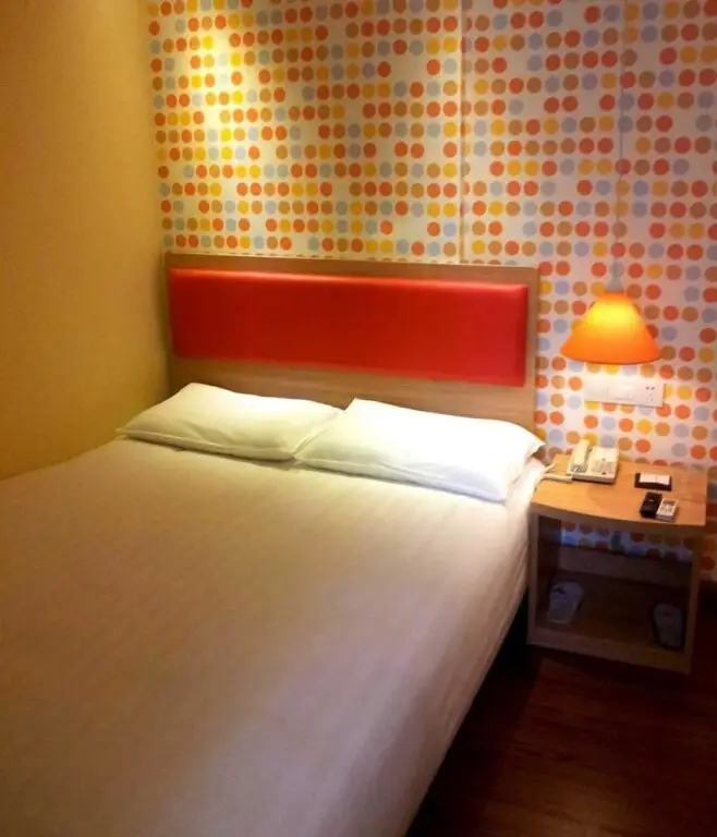 Шанхай: Home Inn Shanghai Renmin Square Fuzhou Road Shanghai Book Store