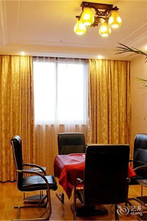 Чэнду: Super 8 Collection Hotel (Chongzhou Government Center Square)