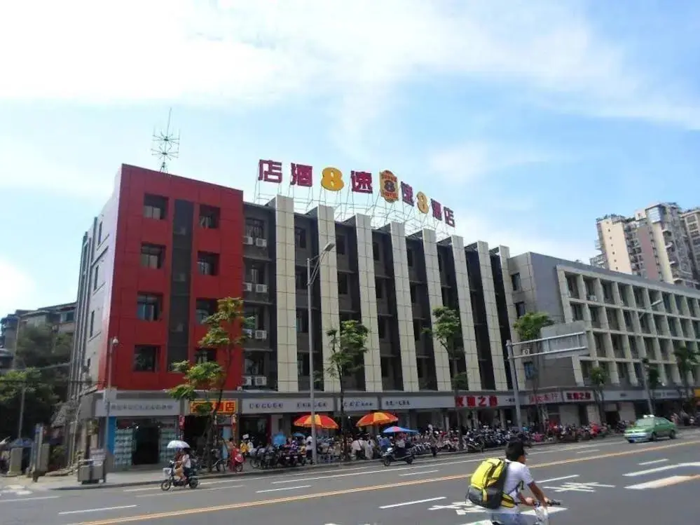 Чэнду: Super 8 Hotel Chengdu Liangjia Lane Bus Station