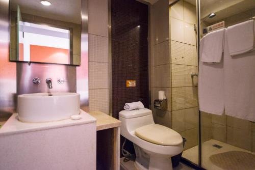 Циндао: Motel 168 Qingdao Hua Yang Road Inn