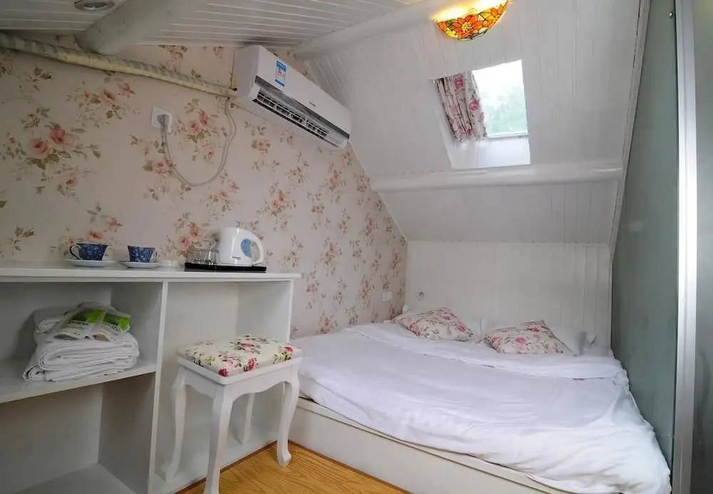 Цзясинь: Moonlight Bay Inn