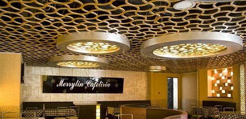 Далянь: In Three Eight Mo Taiyi Plaza Dalian