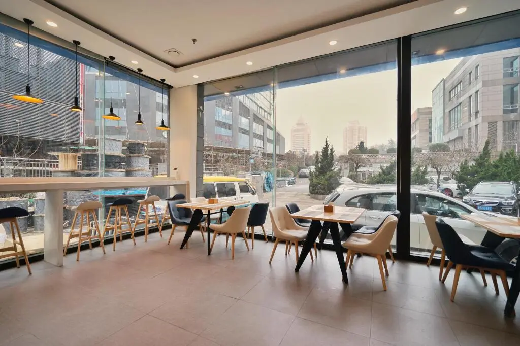Циндао: Hanting Hotel Qingdao May Fourth Square