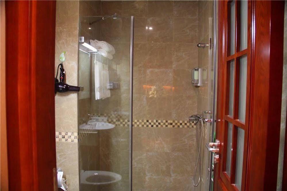 Чунцин: Love Apartment (Chongqing Nanping Xiexin Xingguang)