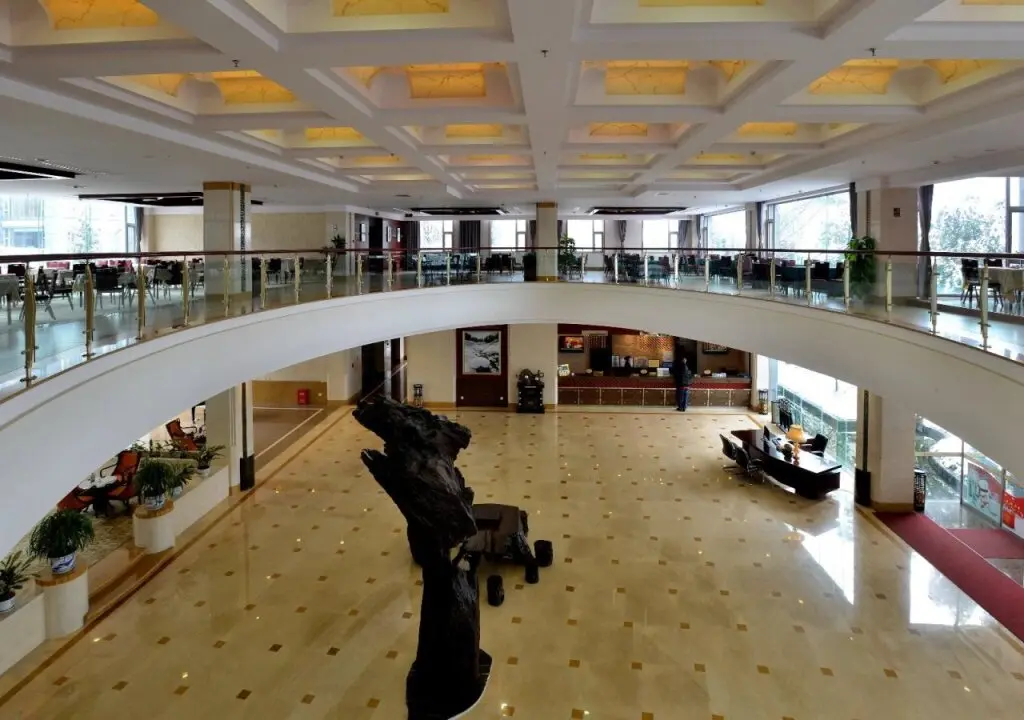 Лешан: Huasheng Hotel (Chanlin Hot Spring Silver Villa)