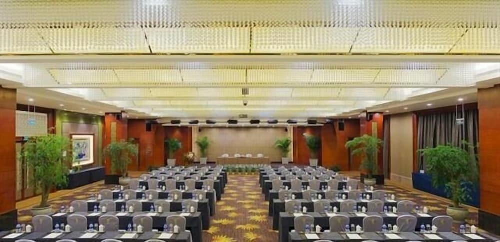 Цзинхун: Empark Grand Hotel