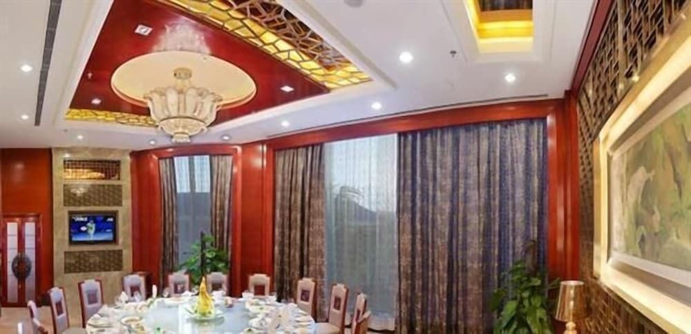 Цзинхун: Empark Grand Hotel