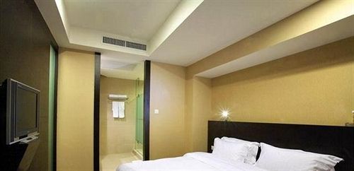 Хецзе: Heze Peace Hotel