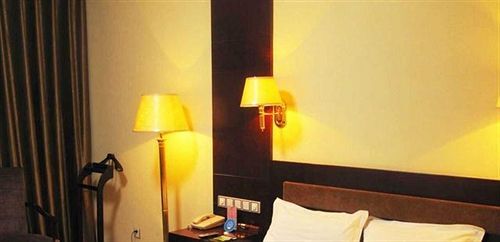 Хецзе: Heze Peace Hotel