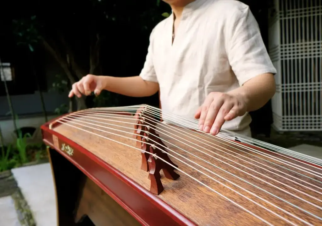 Шанхай: Zhouzhuang Moonlit River In Spring Guzheng Club House