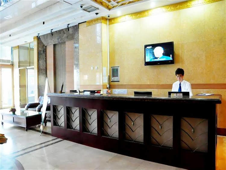 Далянь: Greentree Inn Dalian Railway Station Second Express Hotel