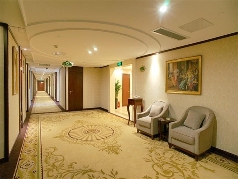 Шанхай: Vienna International Zhoupu Wanda Plaza