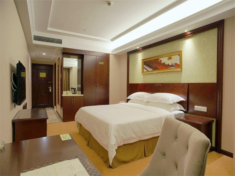 Шанхай: Vienna International Zhoupu Wanda Plaza