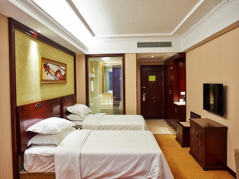Шанхай: Vienna International Zhoupu Wanda Plaza