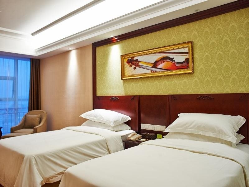 Шанхай: Vienna International Zhoupu Wanda Plaza