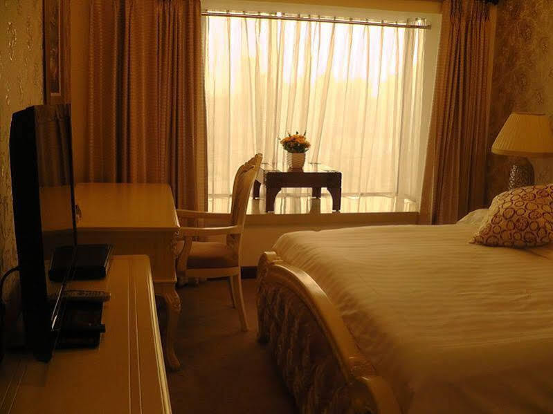 Шанхай: Yujing Apartment Shanghai
