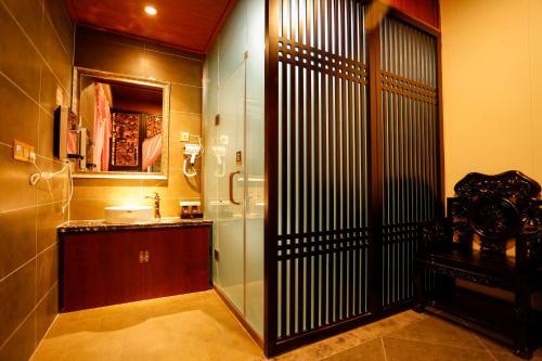 New Dragon Gate Guest House — фото 1