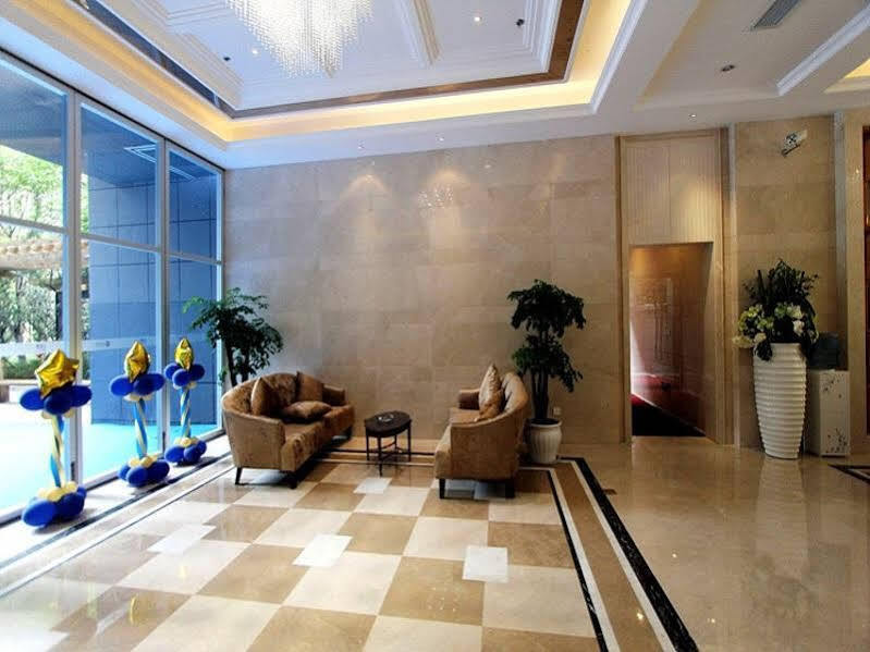 Chongqing Royal Serviced Apartment — фото 1