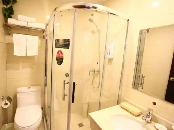 Циндао: GreenTree Inn Qingdao Licang Shuyan Road Daweng Square Express Hotel