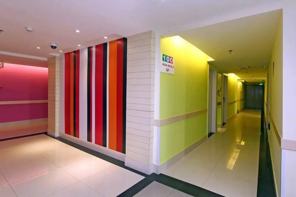 Шанхай: Yi Bai jiang qiao wan da Plaza