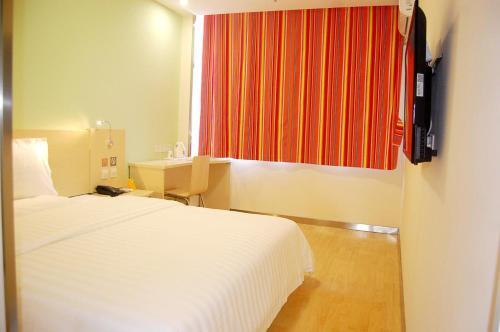 7Days Inn Chain Hotel (Qinhuangdao Railway Station) — фото 1
