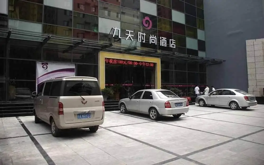 Чжэнчжоу: Nine Days Fashion Hotel Zhengzhou China World Trade Center 360 Square